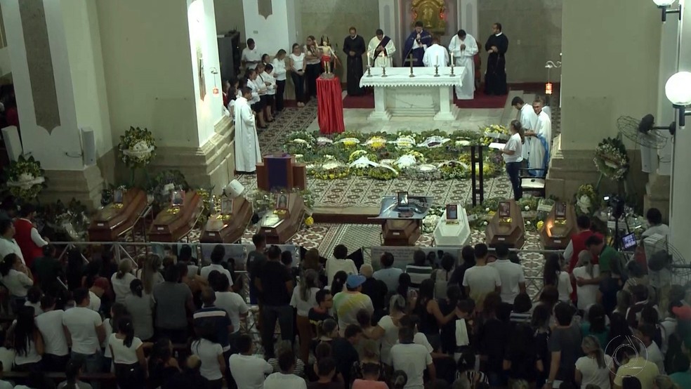 Missa foi celebrada na Igreja Matriz de Catolé do Rocha com os corpos das vítimas (Foto: Reprodução/TV Paraíba )