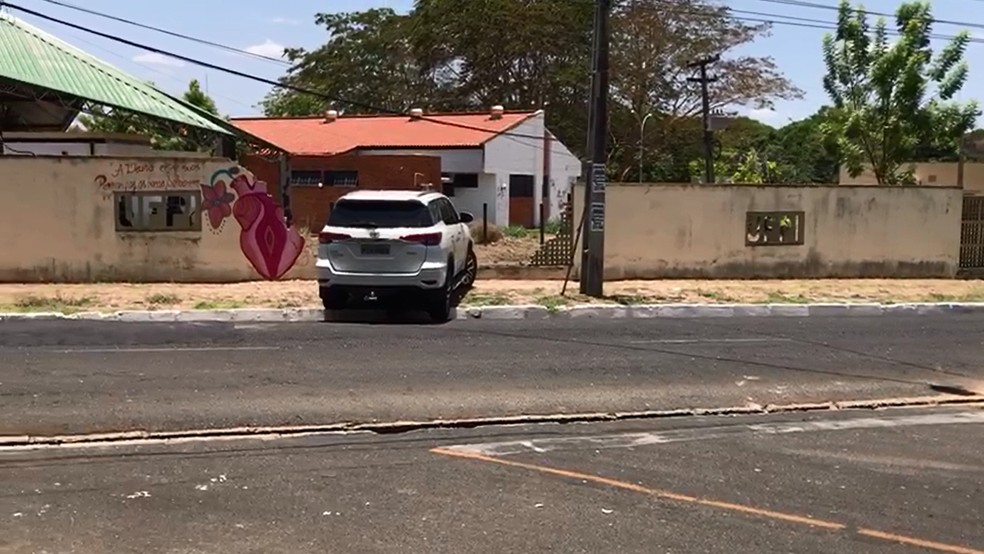 Homem tentou fugir de flagrante por furto e energia e bateu carro em muro da Ufpi.  — Foto: Neyara Pinheiro/TV Clube
