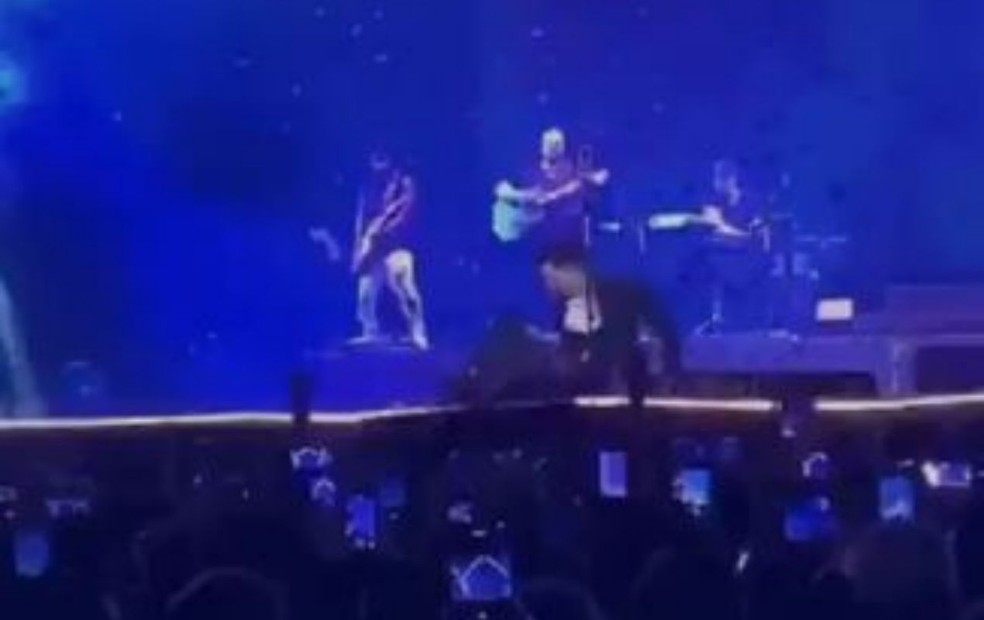 Luan Santana se desequilibra e leva tombo durante show no interior de SP — Foto: Reprodução