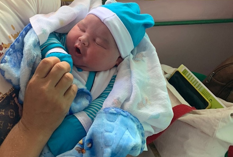 Bebê nasceu com quase 6 quilos nessa segunda-feira (23) em maternidade de Cruzeiro do Sul — Foto: Arquivo pessoal
