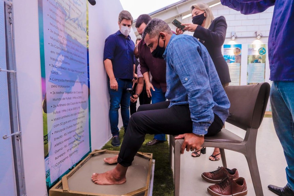 Manoel Tobias deixa a marca dos seus p&eacute;s na Arena de Pernambuco &mdash; Foto: Kleyvson Santos