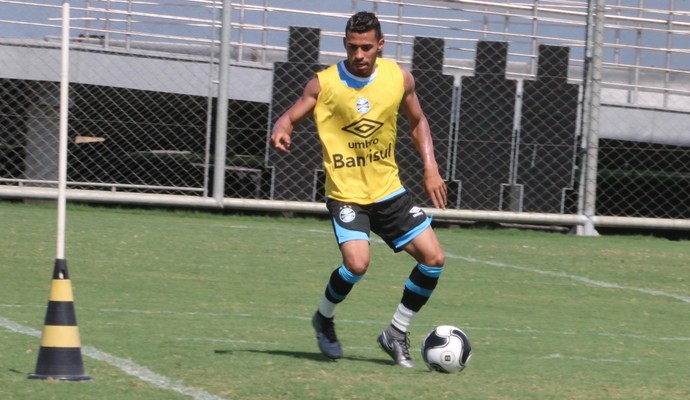Escassez de volantes abre espaço para garoto ou nova dupla no Grêmio