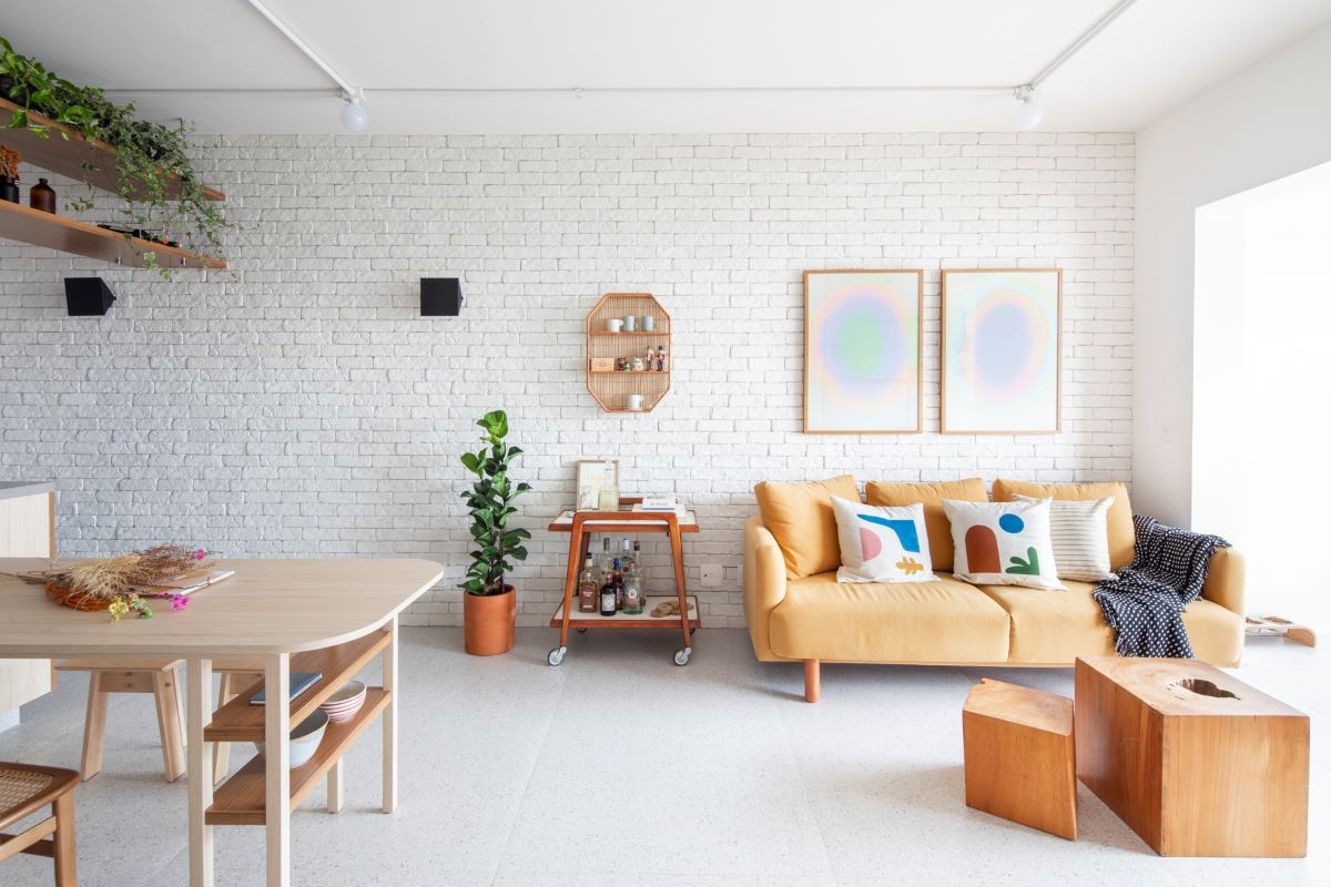 SALA | O minimalismo estã aplicado em todos os ambientes, comçando pela sala de estar. O piso Palladio Branco é fornecido pela Eliane  (Foto: Divulgação / Maira Acayaba)