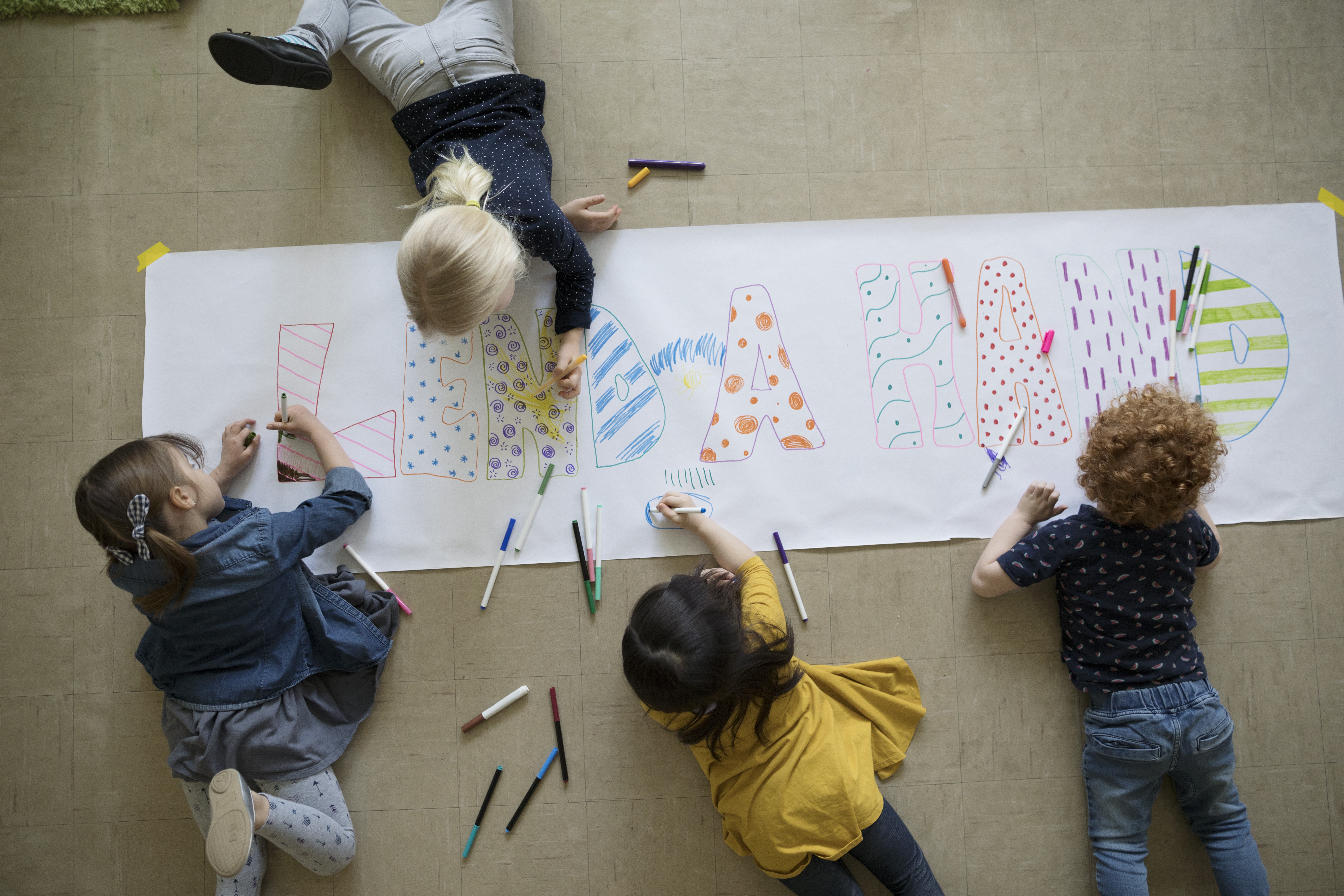 Crianças desenhando em trabalho da escola (Foto: Hero Images/Getty Images)