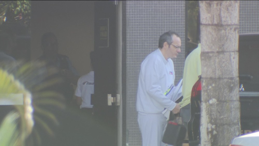 Imagem mostra o doleiro Lúcio Funaro deixando a superintendência da Polícia Federal em Brasília, no último dia 11 de agosto (Foto: Reprodução/GloboNews)
