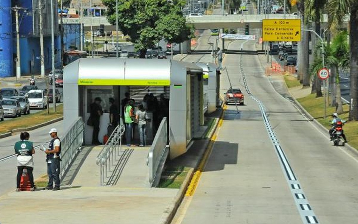 Considere Um Caminhão Que Se Move Em Linha Reta