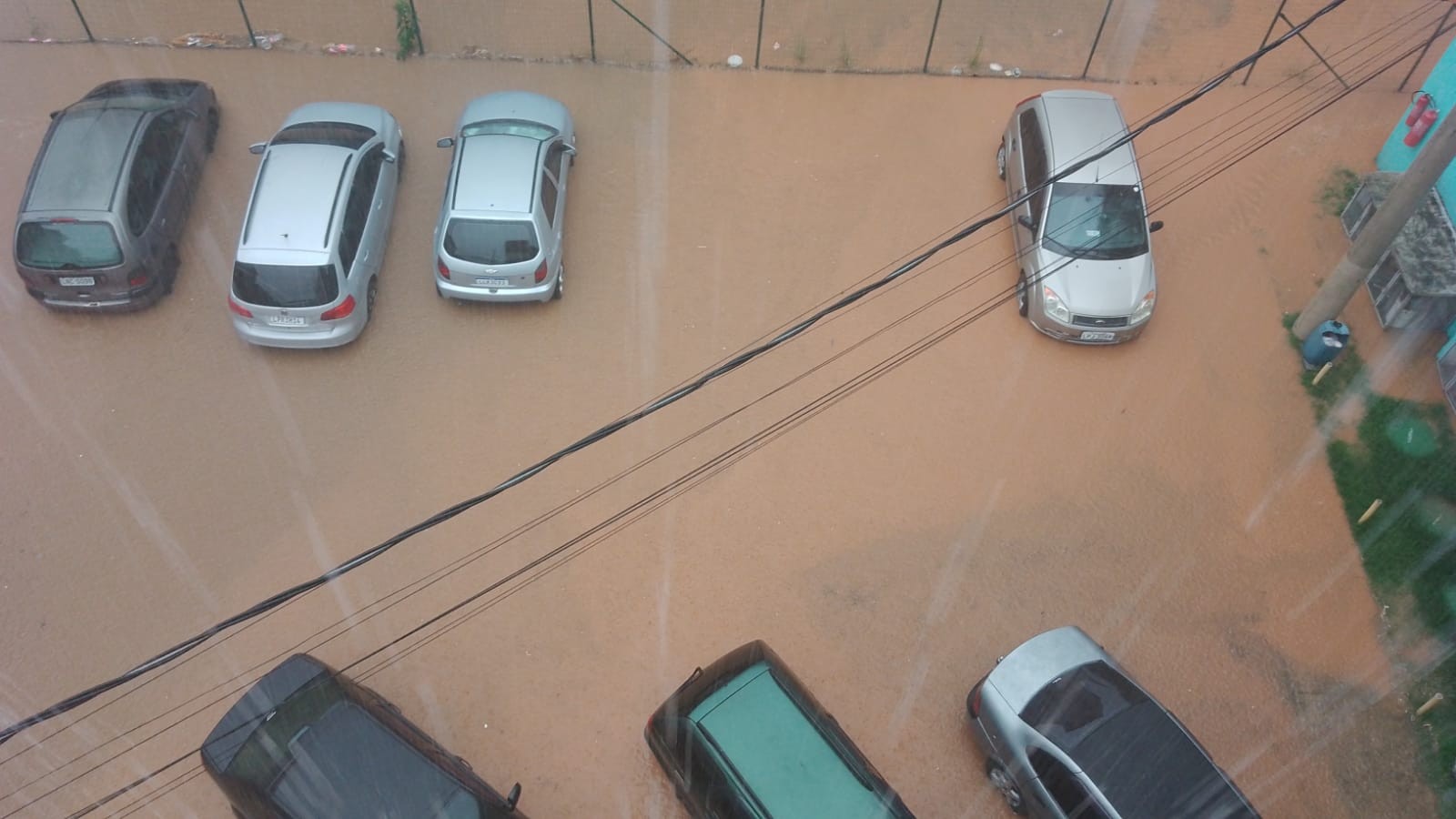 Chuva alaga condomínio construído para vítimas da tragédia de 2011 em Nova Friburgo, no RJ