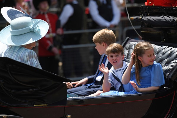 LONDON, ENGLAND - JUNE 02:  Prince George of Cambridge, Prince Louis of Cambridge and Princess Charlotte of Cambridge ride in a carriage during the Trooping the Colour parade at Buckingham Palace on June 02, 2022 in London, England. The Platinum Jubilee o (Foto: Getty Images)