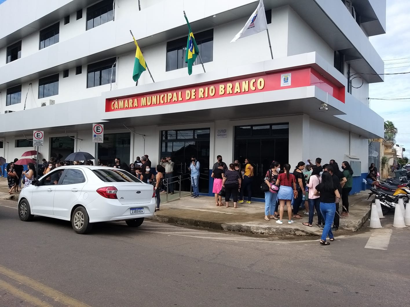 Em greve, trabalhadores da Educação fazem ato em frente à Câmara de Rio Branco e participam de audiência pública