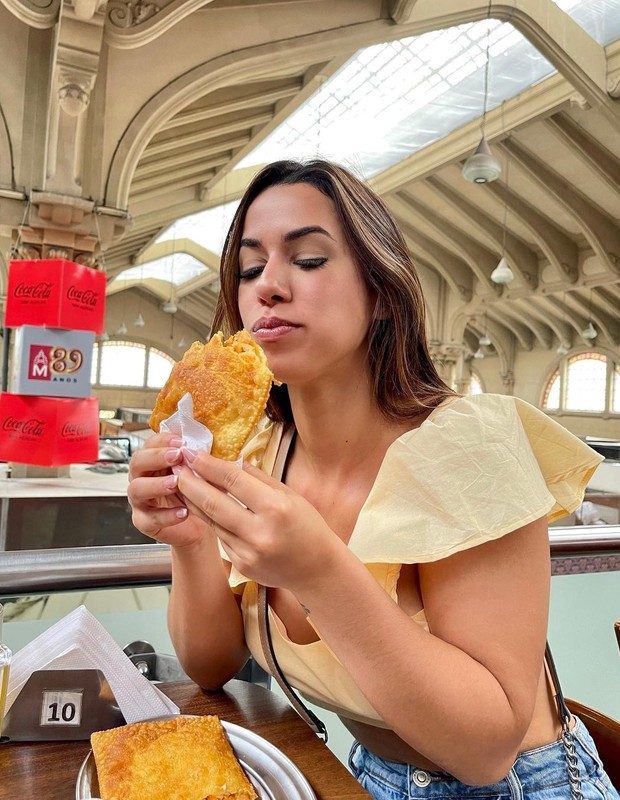 Larissa Tomásia saboreia pastel no Mercado Municipal de São Paulo (Foto: Reprodução/Instagram)