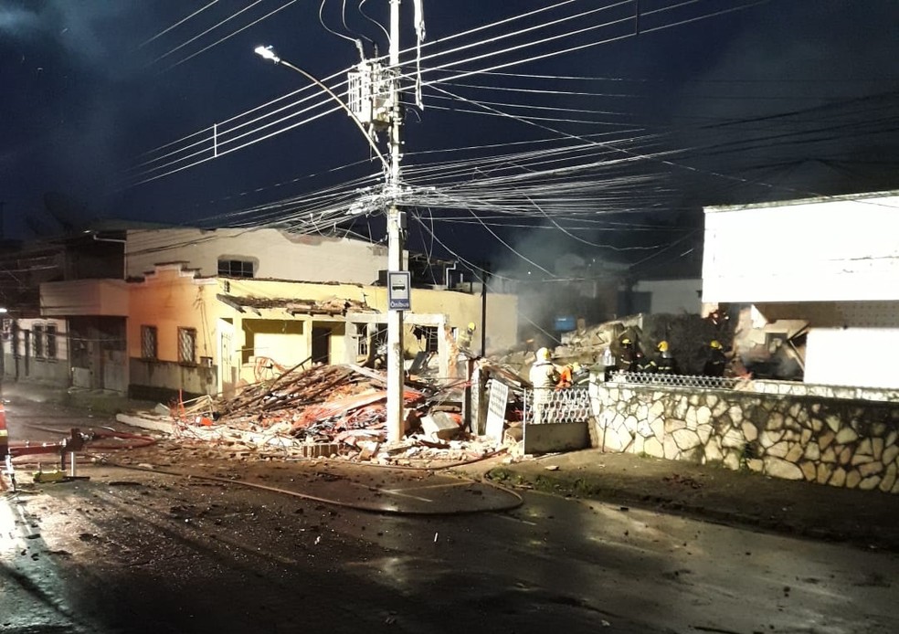 Casas desabam em Juiz de Fora após várias explosões — Foto: Corpo de Bombeiros/Divulgação