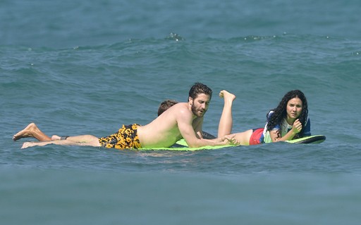 Jake Gyllenhaal aprende a surfar durante férias com a namorada
