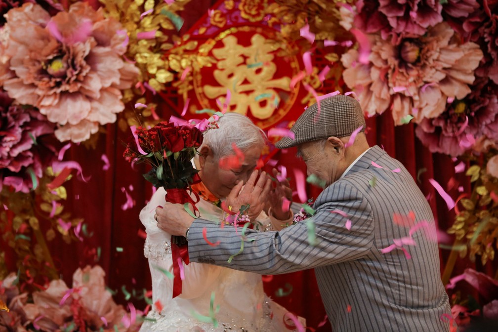 14 de fevereiro - Casal celebra 70 anos de casamento durante o Valentine's Day, em Jiaxing, na China. 14 de fevereiro, o Dia de São Valentim, é celebrado em vários países. Data corresponde ao Dia dos Namorados, que no Brasil é comemorado em 12 de junho — Foto: Reuters/Stringer