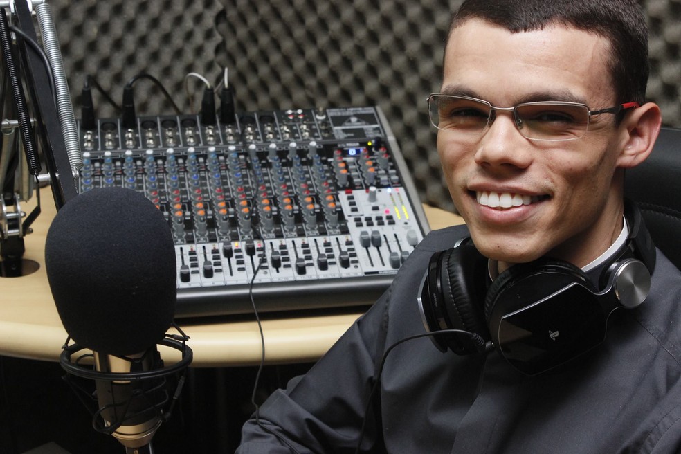 Padre também participa de programa de rádio transmitido pelo Facebook (Foto: Robson Caramano/Arquivo Pessoal)