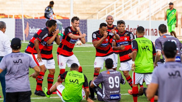 Fábio Júnior comemora primeiro gol com "show" para os seus companheiros