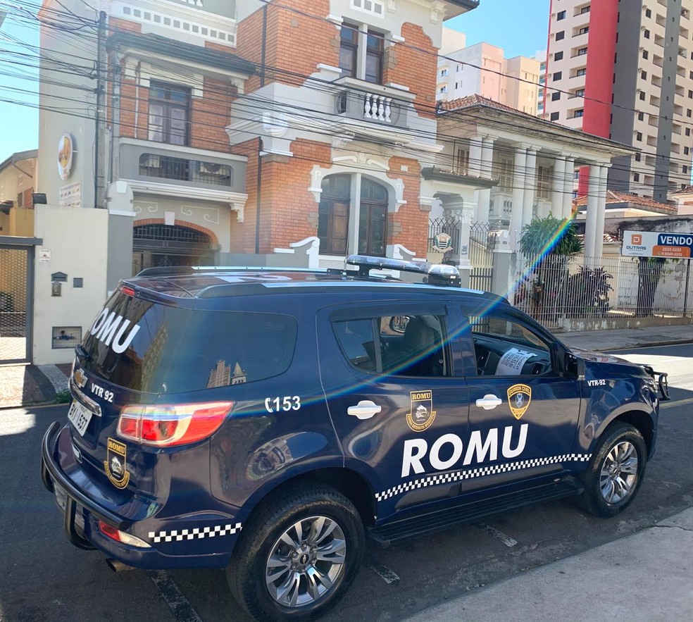 Viatura da Romu em frente à Delegacia de Defesa da Mulher de Piracicaba — Foto: Divulgação/ GCM de Piracicaba