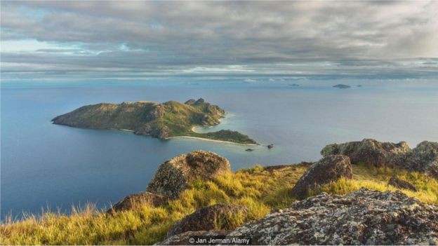 Os navegadores de voo muitas vezes confiavam em cálculos estimados para atravessar vastas extensões de água como as que separam as ilhas de Fiji (Foto: JAN JERMAN / ALAMY STOCK PHOTO via BBC)