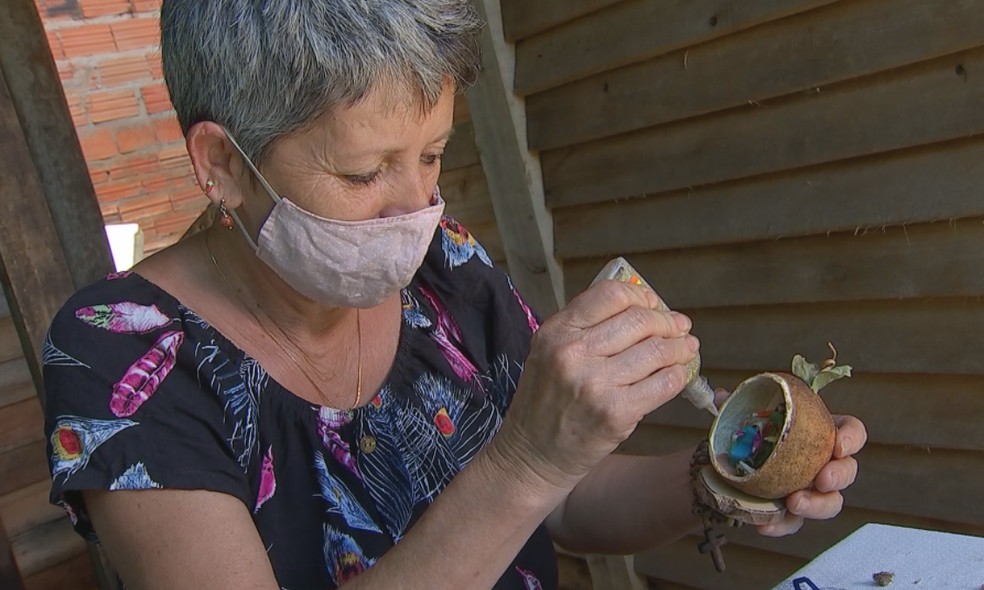 Dona Zezé ajuda no acabamento dos artesanatos em Itararé — Foto: TV TEM/Reprodução