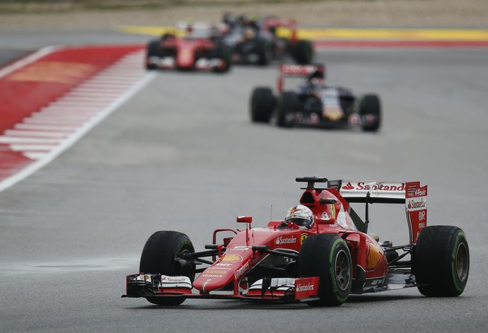 Sebastian Vettel saiu do meio do pelotão e chegou a ameaçar vitória das Mercedes (Foto: AP)