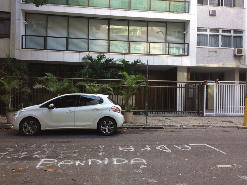  Porta do prédio de Adriana Ancelmo amanheceu com pichação após a ida dela para prisão domiciliar (Foto: Raquel Honorato/ TV Globo)