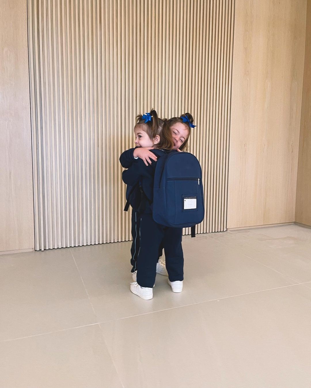 Fofura mode on! Fabiana Justus encanta ao mostrar filhas gêmeas na volta às aulas (Foto: Reprodução/Instagram)