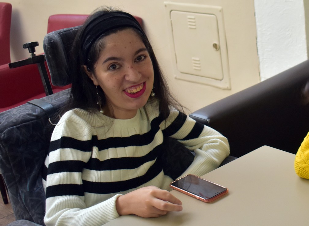 Marina é cadeirante e tetraparésica por doença degenerativa (Foto: Régis Melo/G1)