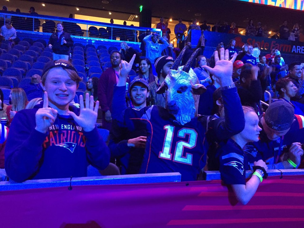 Fã dos Patriots com máscara de cabra, que em inglês é GOAT e significa 