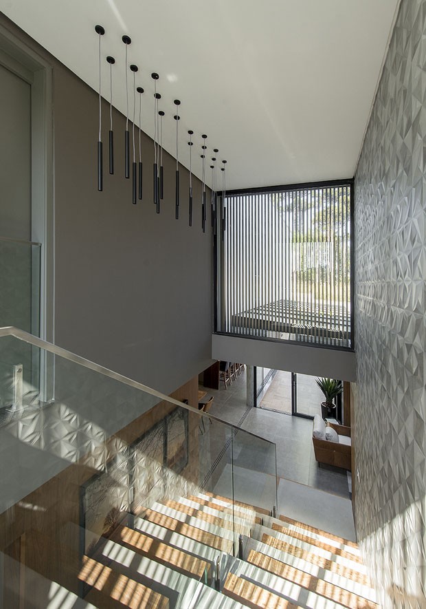 Uma casa com desenho minimalista e texturas rústicas (Foto: divulgação)