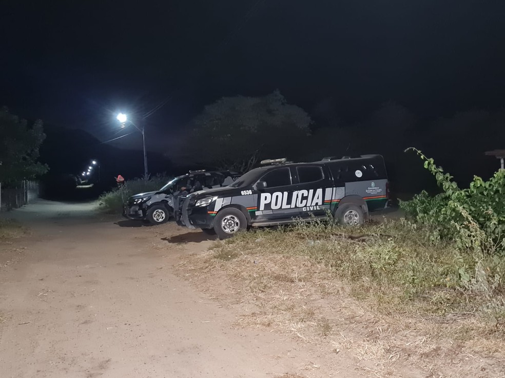 Policiais militares realizaram buscas na região para tentar capturar os suspeitos, que fugiram de carro por uma estrada carroçável. — Foto: Rafaela Duarte/ SVM