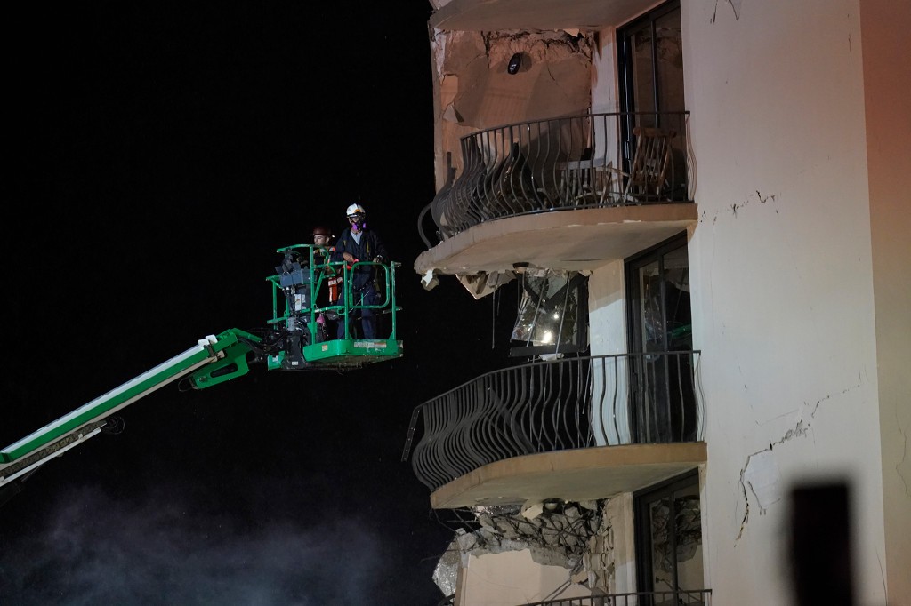 Prédio de 12 andares desabou na madrugada desta quinta-feira (24), na região de Miami (Foto: Reprodução/AP)