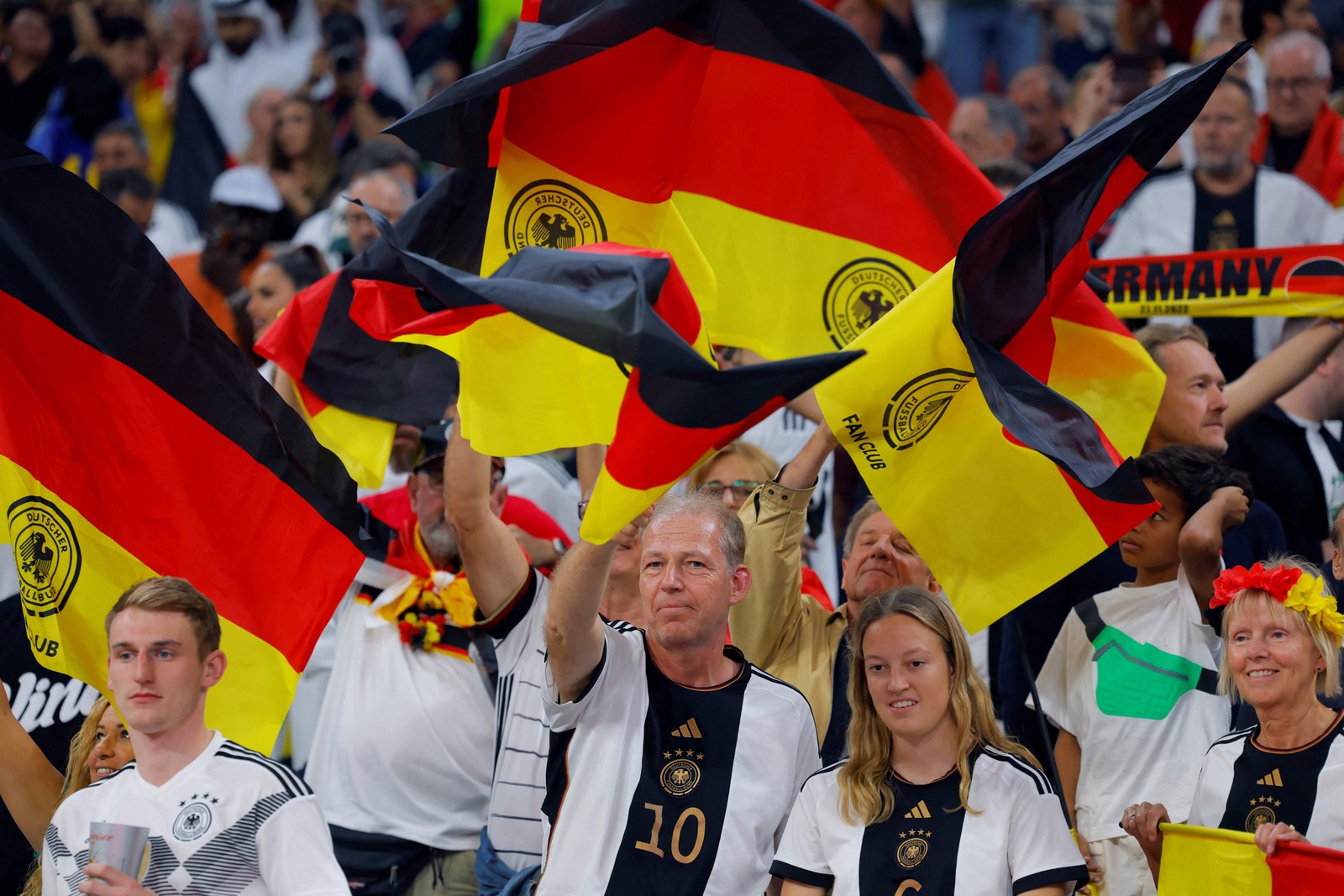 Torcedores da Alemanha durante o jogo contra a Espanha — Foto: ODD ANDERSEN/AFP