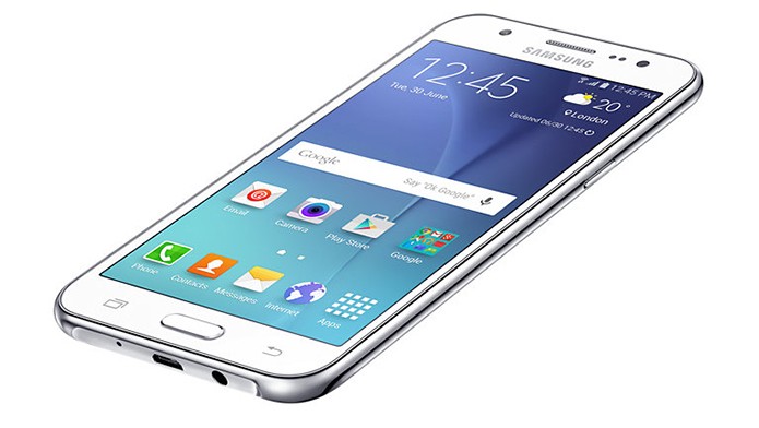 Galaxy J5 (2015) tem tela de cinco polegadas HD e Android atualizável para a versão 6.0 (Foto: Divulgação/Samsung)