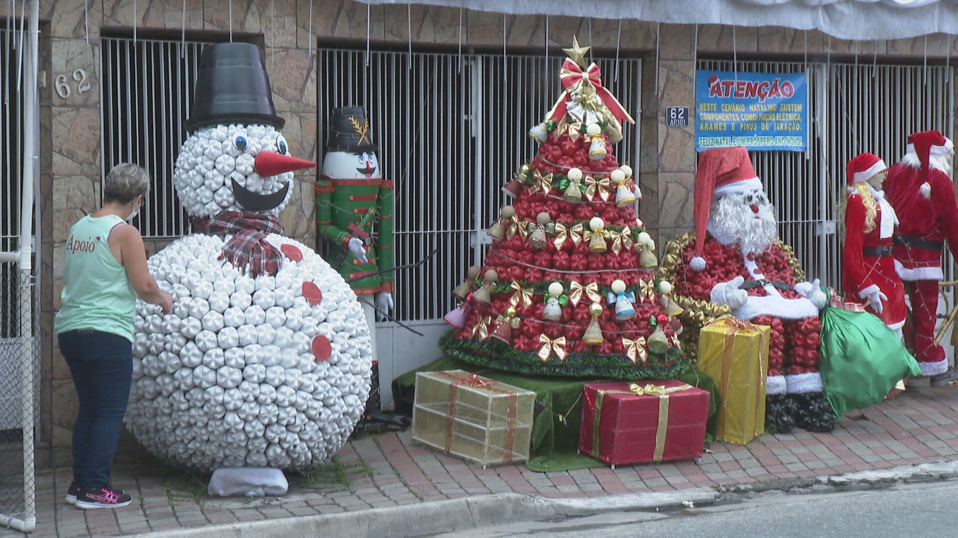 Casa de Nova Iguaçu decorada para o Natal tem até neve artificial e vira ponto turístico na cidade - Correio Carioca - Das Zonas Norte (Tijuca - Vila Isabel - Grajaú - Casa de Nova Iguaçu decorada para o Natal tem até neve artificial e vira ponto turístico na cidade - Correio Carioca - Das Zonas Norte (Tijuca - Vila Isabel - Grajaú -
