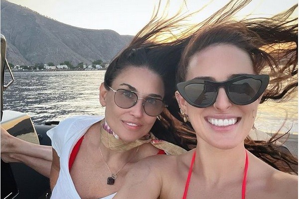 Demi Moore e Rumer Willis em passeio de barco na costa da ilha grega de Santorini (Foto: Instagram)