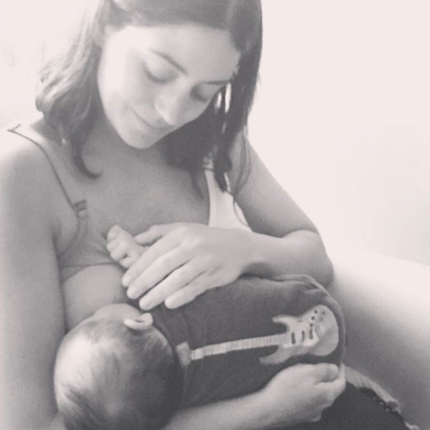 Carol Castro amamentando a filha Nina (Foto: Reprodução/Instagram)