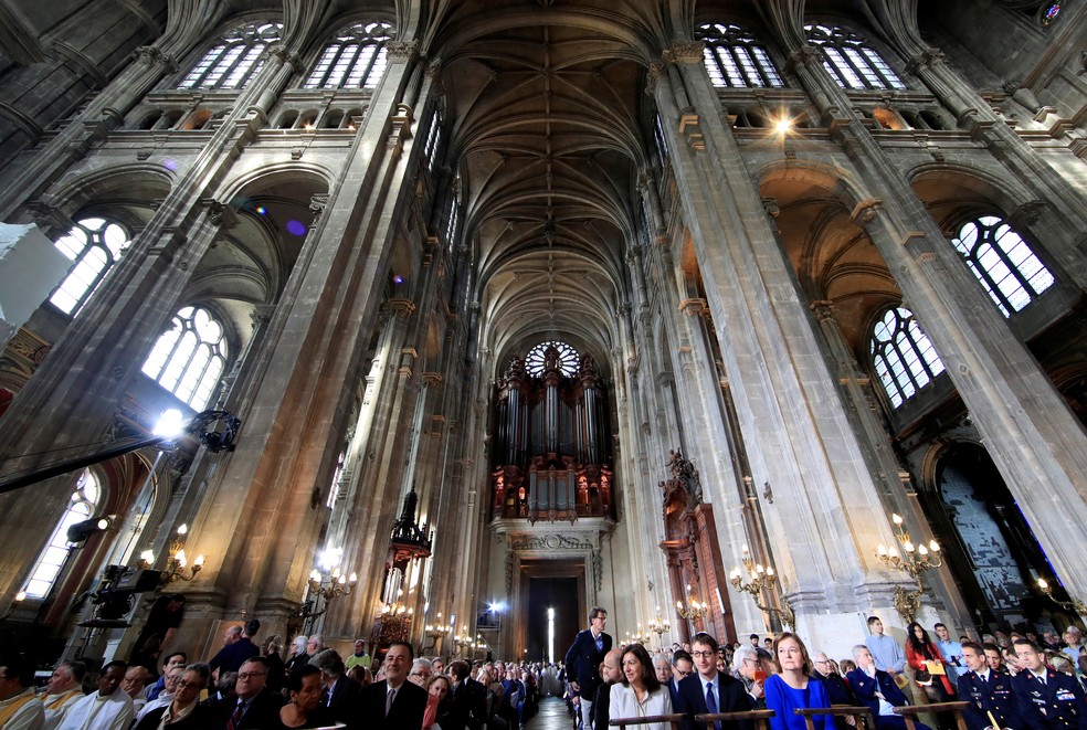 Uma visÃ£o geral antes da Missa do Domingo de PÃ¡scoa em Saint-Eustache, dias depois de um enorme incÃªndio ter devastado grandes partes da estrutura da catedral gÃ³tica de Notre-Dame, em Paris â€” Foto: Gonzalo Fuentes/Reuters