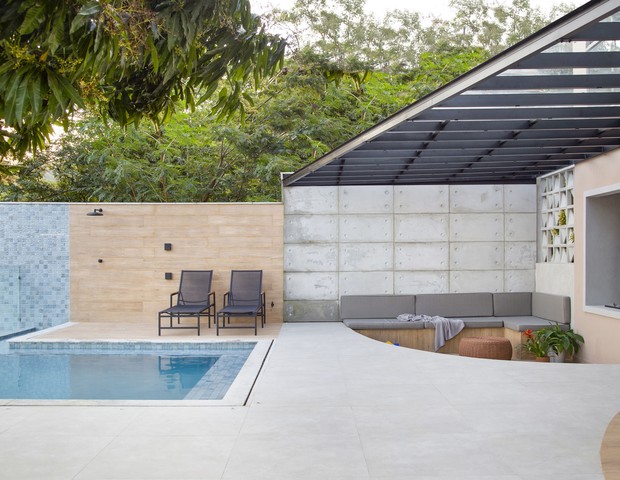 Após ampliação, casa ganha piscina com borda infinita e suíte de hóspedes (Foto: Raiana Medina )