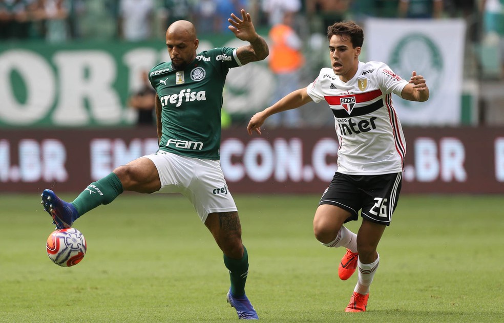Felipe Melo e Igor Gomes disputam posse de bola em Palmeiras x São Paulo — Foto: Palmeiras Oficial