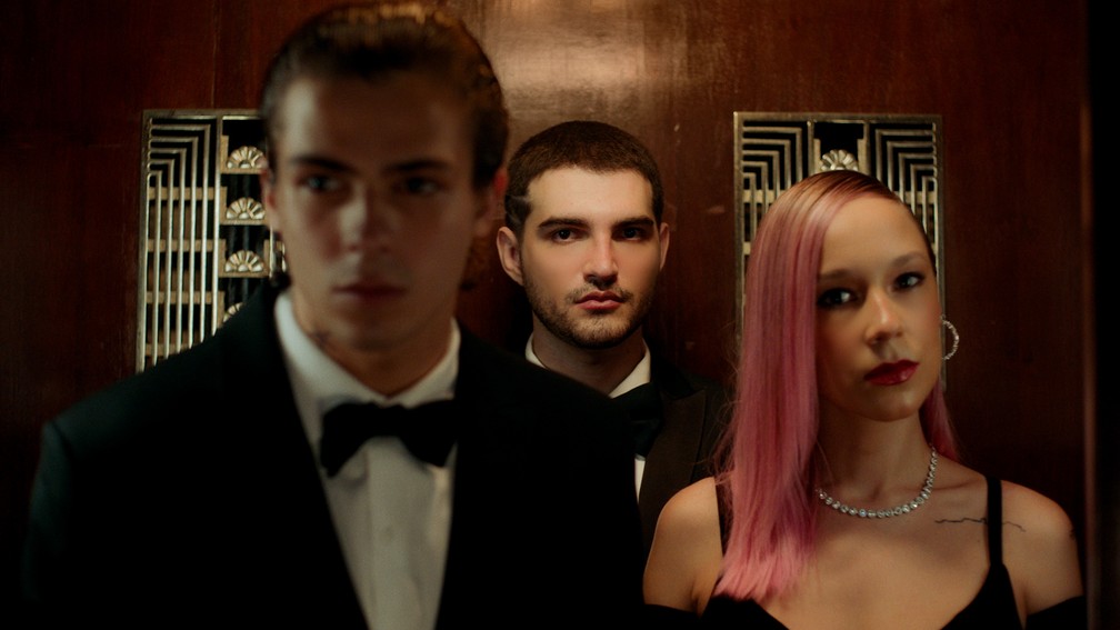 Jão (ao fundo) no clipe de 'Coringa' — Foto: Divulgação