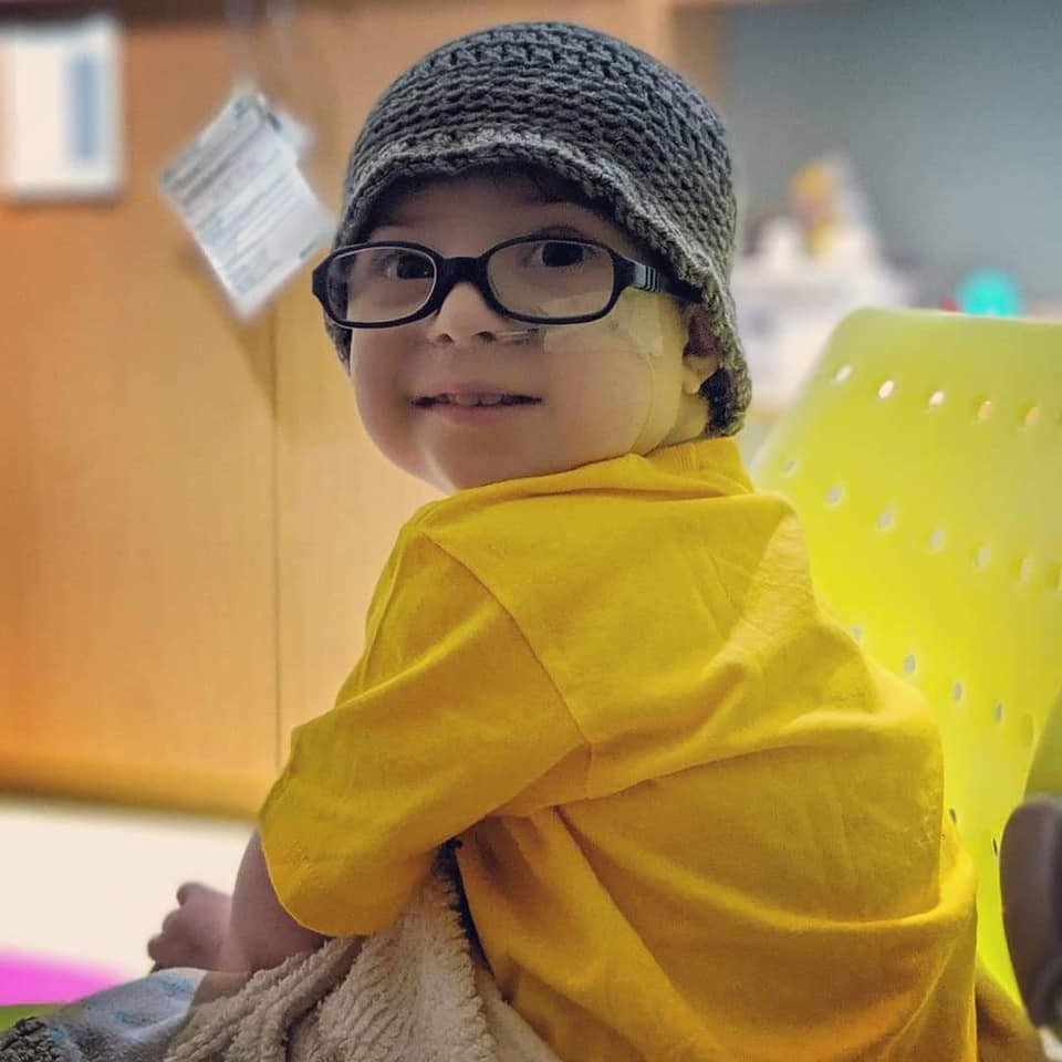 Hyrum Harris, 3 anos, está lutando contra o câncer (Foto: Facebook)