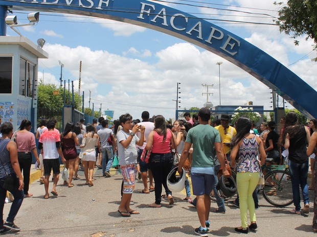 Estudantes chegam cedo, com receio de perderem prova do Enem