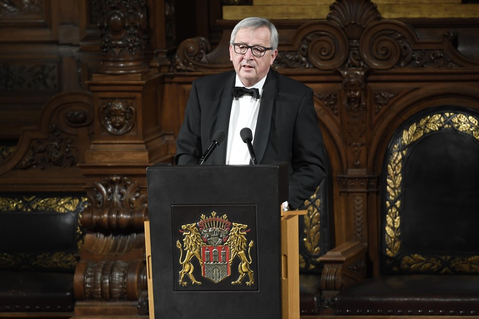 O presidente da Comissão Europeia, Jean-Claude Juncker, discursa, durante o tradicional banquete do dia de St.Matthew, na Prefeitura de Hamburgo, na Alemanha (Foto: Fabian Bimmer/Reuters)
