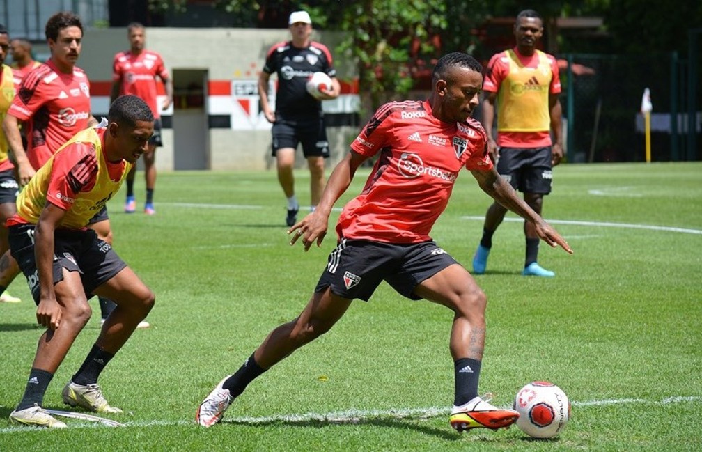 São Paulo ganha reforços de Talles Costa e Igor Gomes em atividade no CT deste sábado