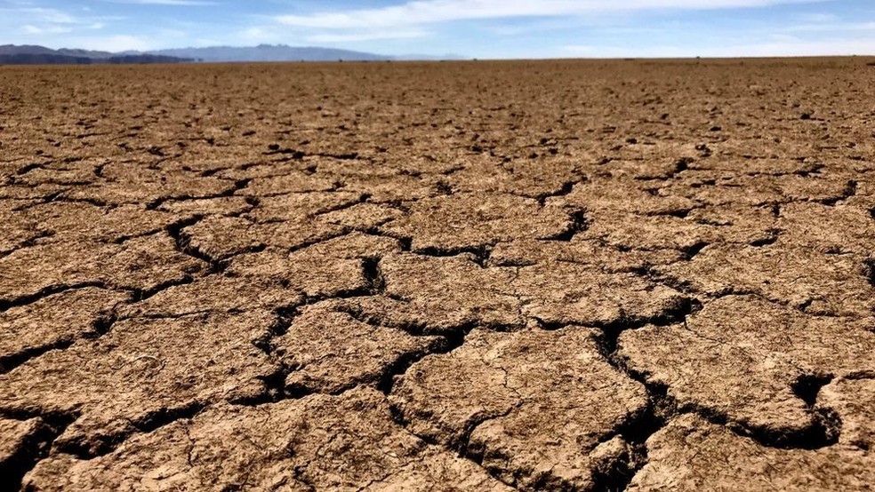 O lago boliviano Poopó, durante a estação seca, torna-se uma planície de argila (Foto: BBC)