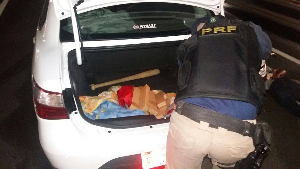 Adolescente é apreendido após ser flagrado com 5 kg de maconha em táxi na Fernão Dias (Foto: Polícia Rodoviária Federal/ Divulgação)