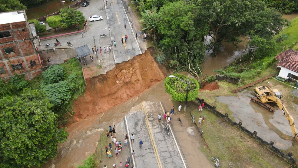 BR-330, trecho de Ubatã, cedeu por causa da chuva neste domingo (26).  — Foto: Ubatã Notícias