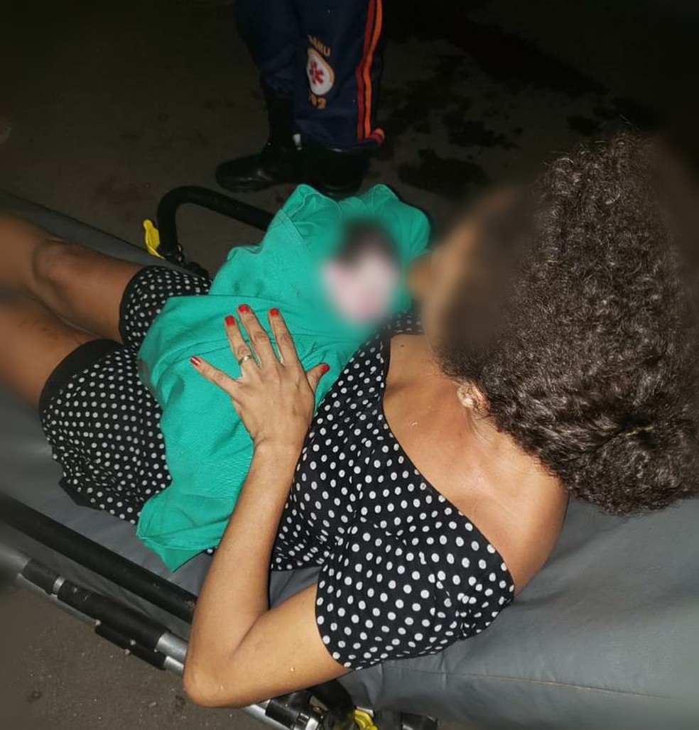 Mãe e bebê foram levadas para a maternidade e passam bem  — Foto: Asscom/Bombeiros Acre 