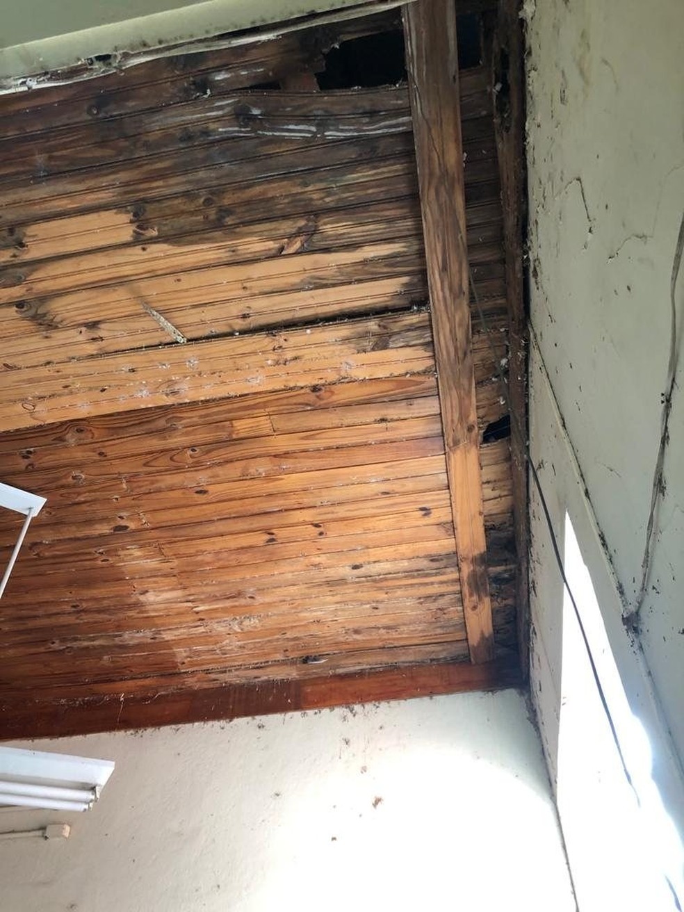 Parte do telhado da Secretaria de Saúde de Formiga  — Foto: Câmara de Formiga/Divulgação 