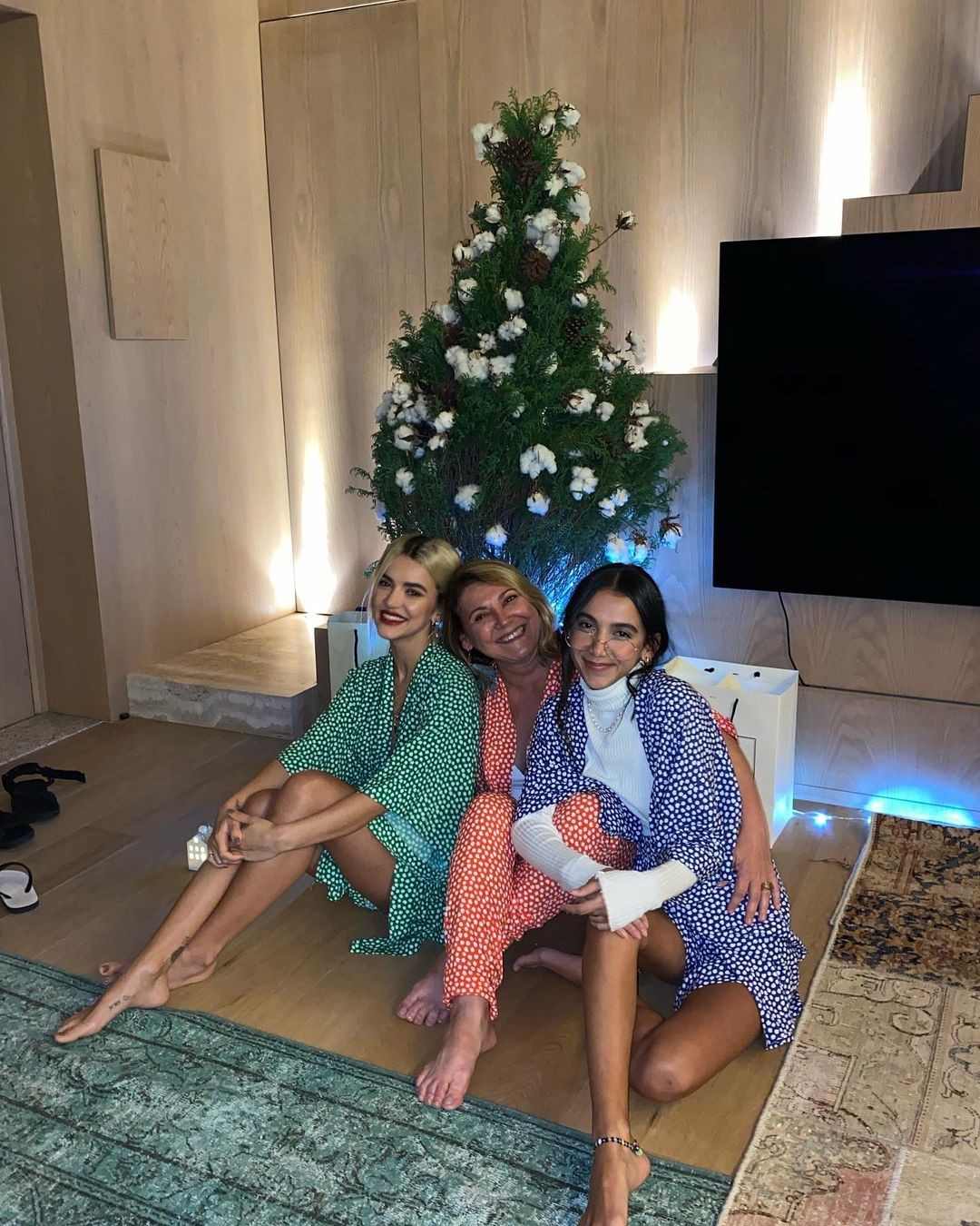 Em looks coloridos, Manu Gavassi curte Natal ao lado da irmã e mãe (Foto: Instagram/ Reprodução)