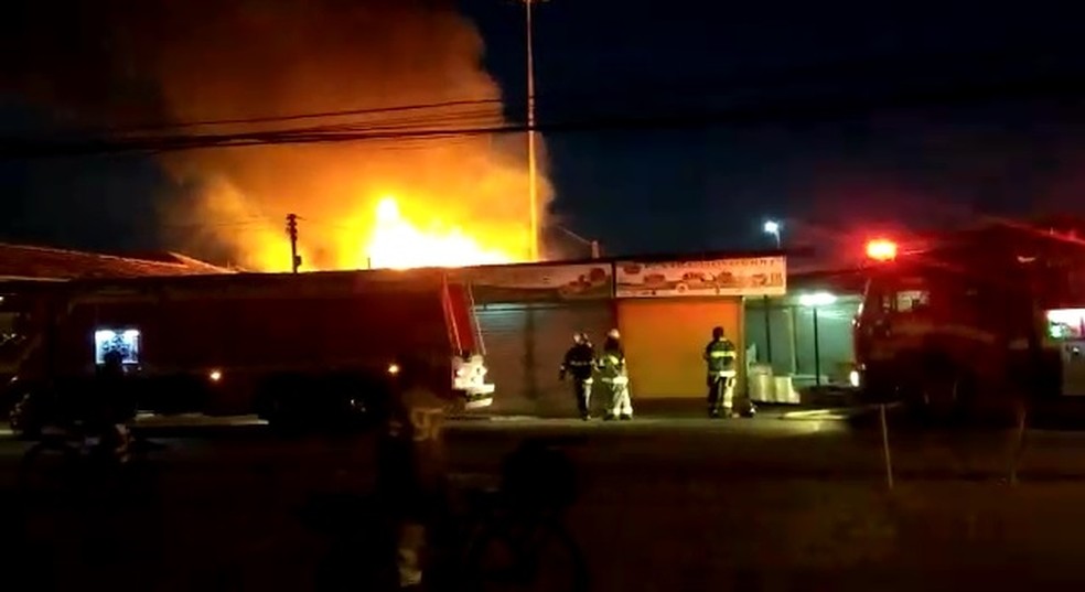Incêndio atinge lojas do Mercado da Produção de Maceió — Foto: Reprodução